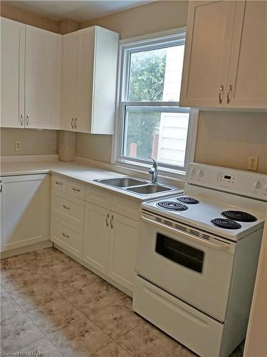 20 Fourth Avenue, St. Thomas, ON - Indoor Photo Showing Kitchen With Double Sink