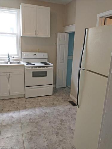 20 Fourth Avenue, St. Thomas, ON - Indoor Photo Showing Kitchen With Double Sink