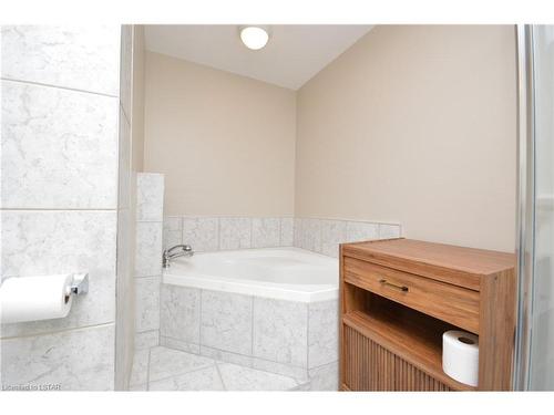8039 Gardiner Crescent Crescent, Mcgregor, ON - Indoor Photo Showing Bathroom