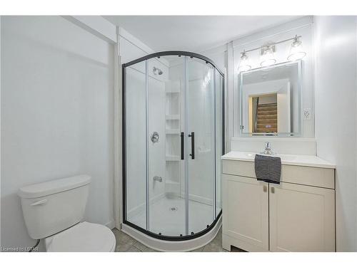17 Harrow Court, London, ON - Indoor Photo Showing Bathroom