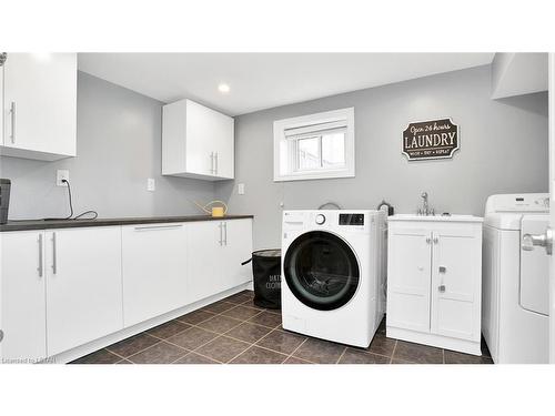 74 Larkspur Crescent, London, ON - Indoor Photo Showing Laundry Room