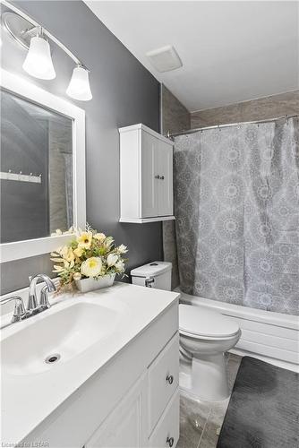 47 Crabtree Avenue, London, ON - Indoor Photo Showing Bathroom