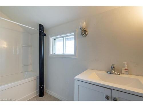 150 Rectory Street, London, ON - Indoor Photo Showing Bathroom