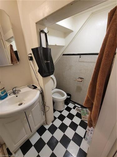 150 Rectory Street, London, ON - Indoor Photo Showing Bathroom