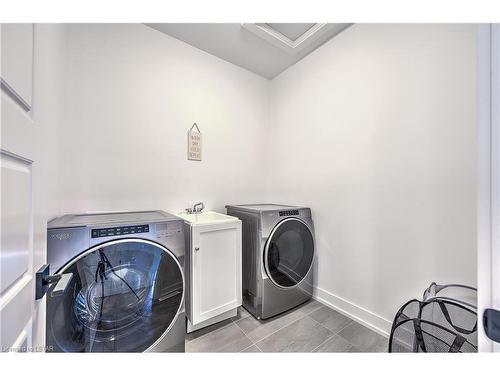 4055 Winterberry Drive, London, ON - Indoor Photo Showing Laundry Room