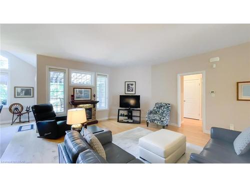 5 Oakwood Links Lane, Grand Bend, ON - Indoor Photo Showing Living Room