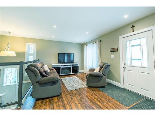 69 Emery Street W, London, ON - Indoor Photo Showing Living Room