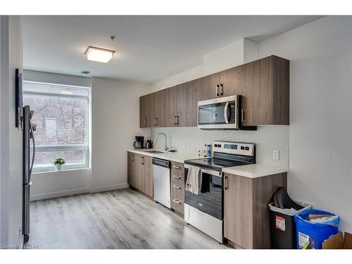 103-455 Charlton Avenue, Hamilton, ON - Indoor Photo Showing Kitchen