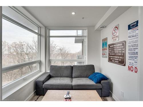 103-455 Charlton Avenue, Hamilton, ON - Indoor Photo Showing Living Room