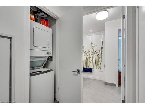 103-455 Charlton Avenue, Hamilton, ON - Indoor Photo Showing Laundry Room