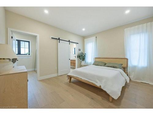8908 Morris Street, Iona Station, ON - Indoor Photo Showing Other Room
