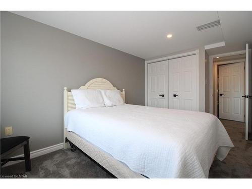 608-9 Pine Street, Grand Bend, ON - Indoor Photo Showing Bedroom