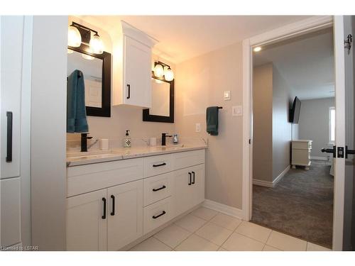 608-9 Pine Street, Grand Bend, ON - Indoor Photo Showing Bathroom