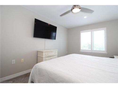 608-9 Pine Street, Grand Bend, ON - Indoor Photo Showing Bedroom