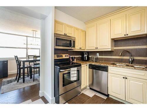 906-389 Dundas Street, London, ON - Indoor Photo Showing Kitchen With Stainless Steel Kitchen With Double Sink