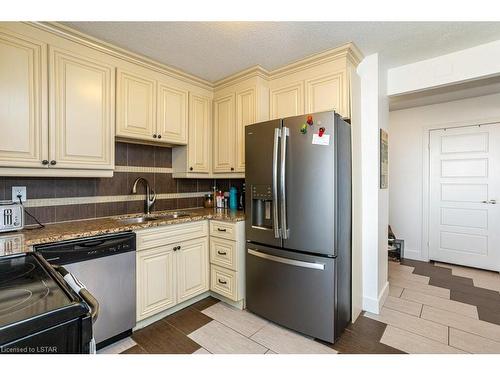 906-389 Dundas Street, London, ON - Indoor Photo Showing Kitchen With Stainless Steel Kitchen With Double Sink