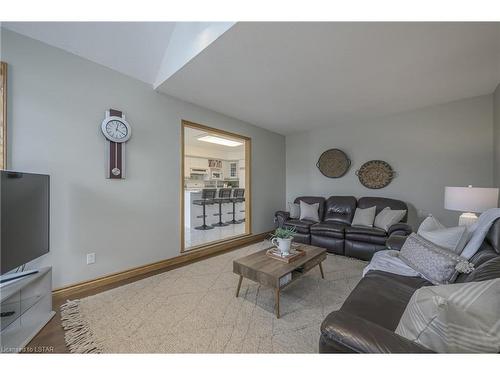 2578 Jenedere Court, London, ON - Indoor Photo Showing Living Room