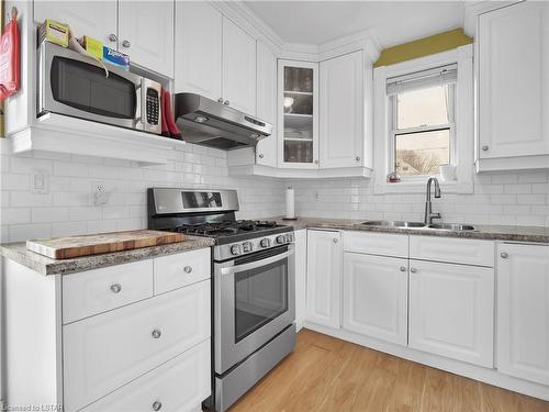 854 Lorne Avenue, London, ON - Indoor Photo Showing Kitchen With Double Sink With Upgraded Kitchen