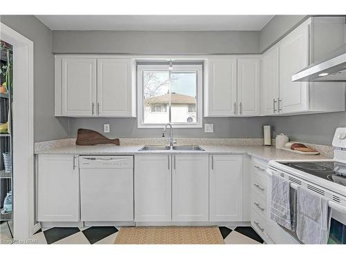 10 Constable Street, London, ON - Indoor Photo Showing Kitchen With Double Sink