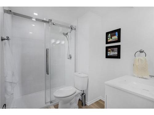 10 Constable Street, London, ON - Indoor Photo Showing Bathroom