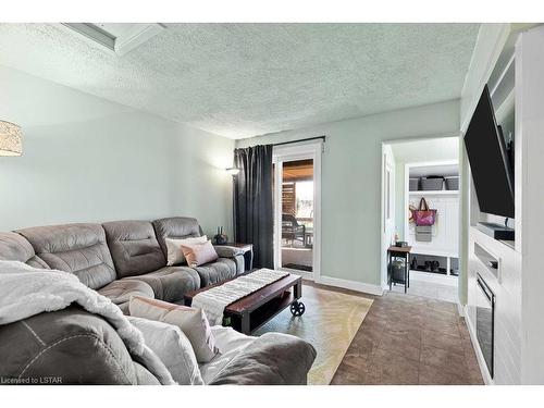 104 Main Street, Glencoe, ON - Indoor Photo Showing Living Room