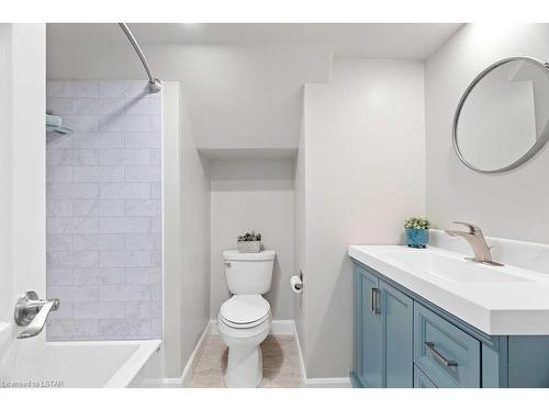 104 Main Street, Glencoe, ON - Indoor Photo Showing Bathroom