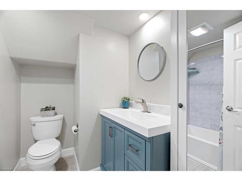 104 Main Street, Glencoe, ON - Indoor Photo Showing Bathroom