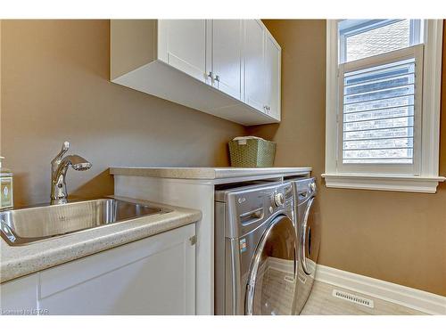 17-725 Eagletrace Drive, London, ON - Indoor Photo Showing Laundry Room