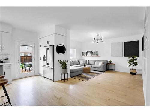 500 Blackacres Boulevard, London, ON - Indoor Photo Showing Living Room