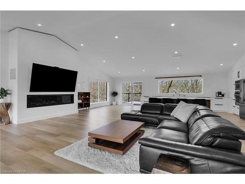108 Balnagowan Place, London, ON - Indoor Photo Showing Living Room