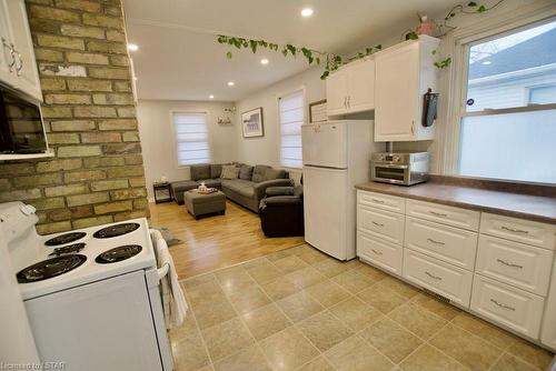 742 Oxford Street E, London, ON - Indoor Photo Showing Kitchen