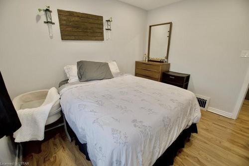 742 Oxford Street E, London, ON - Indoor Photo Showing Bedroom