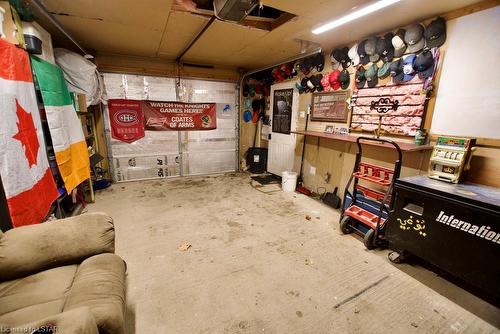 742 Oxford Street E, London, ON - Indoor Photo Showing Garage