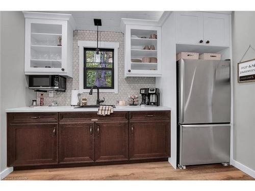 9941 Nipigon Street, Port Franks, ON - Indoor Photo Showing Kitchen