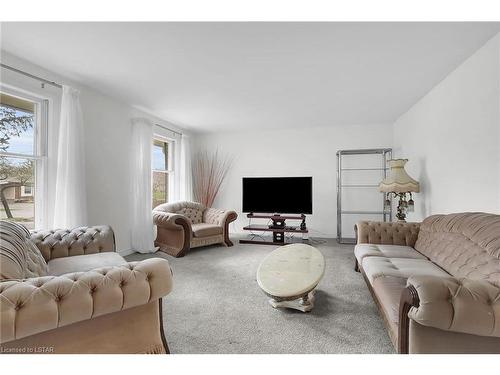 56 Piers Crescent, London, ON - Indoor Photo Showing Living Room