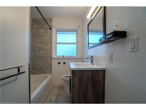 103 Churchill Street, Chatham, ON - Indoor Photo Showing Bathroom