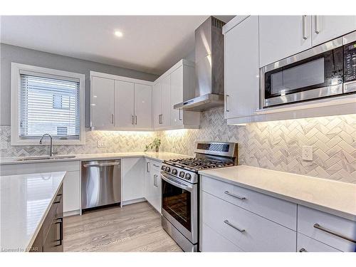 98 Locky Lane, Komoka, ON - Indoor Photo Showing Kitchen With Upgraded Kitchen