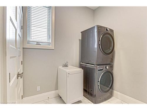 98 Locky Lane, Komoka, ON - Indoor Photo Showing Laundry Room