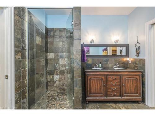 1633 Shore Road, London, ON - Indoor Photo Showing Bathroom