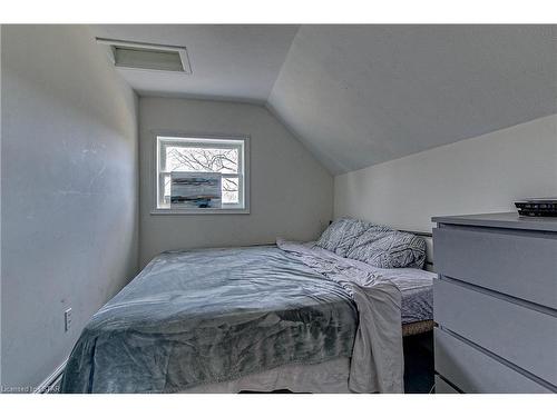 385 Elm Street W, Bothwell, ON - Indoor Photo Showing Bedroom