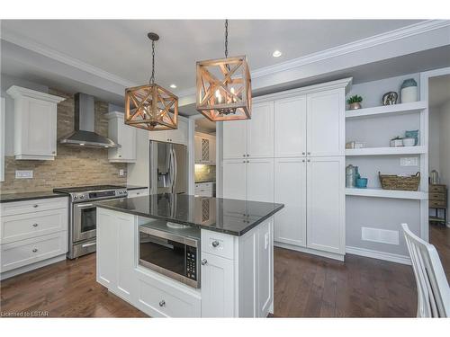 19 Caverhill Crescent, Komoka, ON - Indoor Photo Showing Kitchen With Upgraded Kitchen