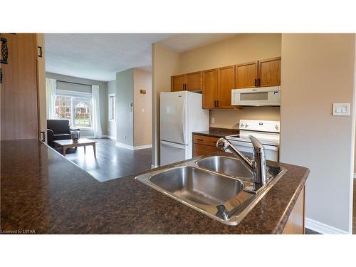23-307 Metcalfe Street E, Strathroy, ON - Indoor Photo Showing Kitchen With Double Sink