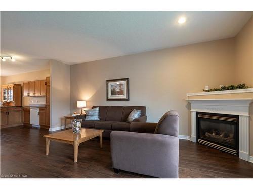 23-307 Metcalfe Street E, Strathroy, ON - Indoor Photo Showing Living Room With Fireplace