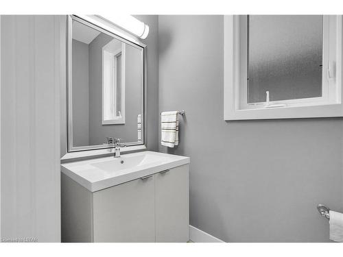 413 Edgevalley Road, London, ON - Indoor Photo Showing Bathroom