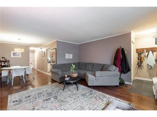 15 Wenlock Crescent, London, ON - Indoor Photo Showing Living Room