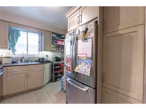 15 Wenlock Crescent, London, ON - Indoor Photo Showing Kitchen With Double Sink