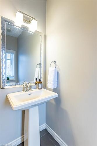 800 Cedarpark Way, London, ON - Indoor Photo Showing Bathroom