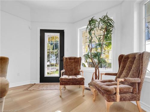379 Front Street, Port Stanley, ON - Indoor Photo Showing Living Room