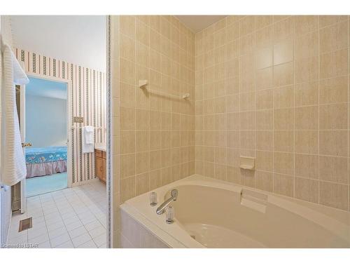 36-14 Doon Drive, London, ON - Indoor Photo Showing Bathroom
