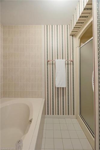 36-14 Doon Drive, London, ON - Indoor Photo Showing Bathroom